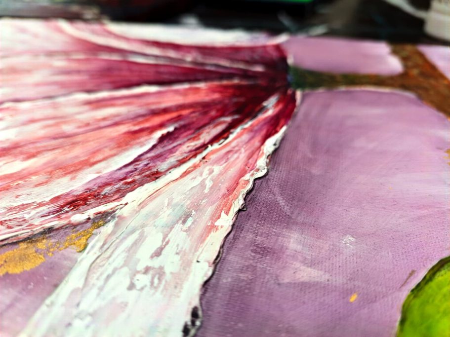 Nahaufnahme einer blühenden Blume mit kräftigen Farbtönen und Texturdetails.