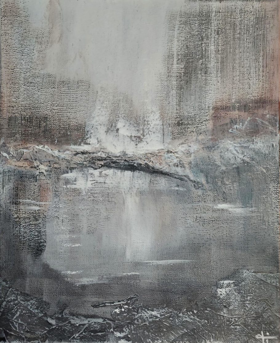 Abstrakte Landschaft mit verschwommenen Formen, grauen und braunen Tönen im Wasser.