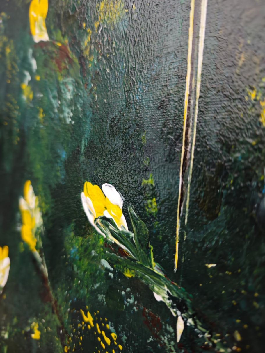 Nahaufnahme von gelben und weißen Blüten auf einem dunklen, texturierten Hintergrund.