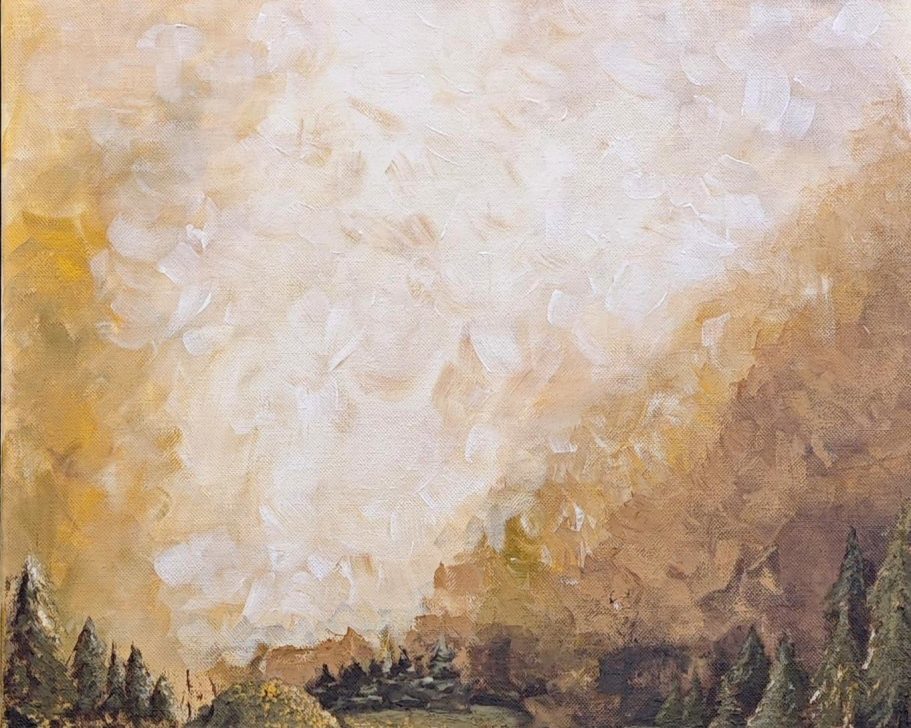 Heller Himmel über einer Landschaft mit Bäumen und sanften Hügeln.