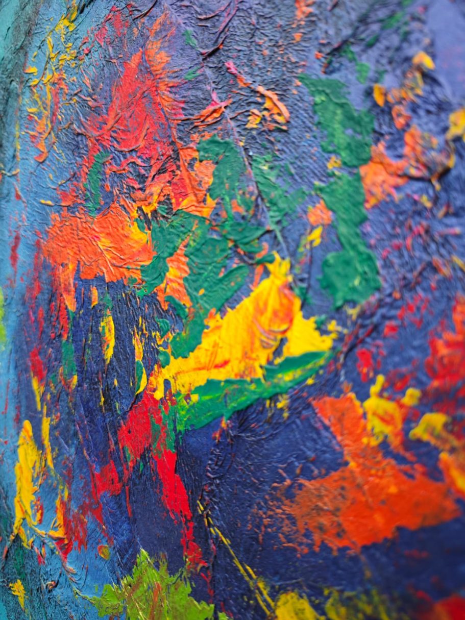 Bunte abstrakte Malerei mit kräftigen Rot-, Gelb- und Grüntönen.