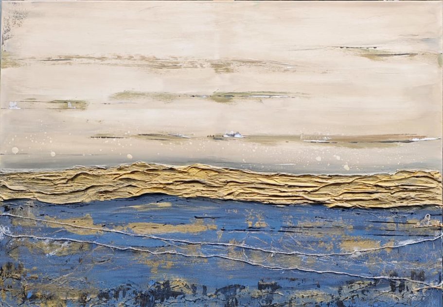 Abstrakte Landschaft mit sanften Erdtönen und blauen Wellen unter einem hellen Himmel.