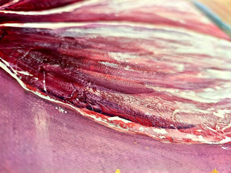 Detailaufnahme eines Blattes mit tiefroter Farbe und glatter Textur.