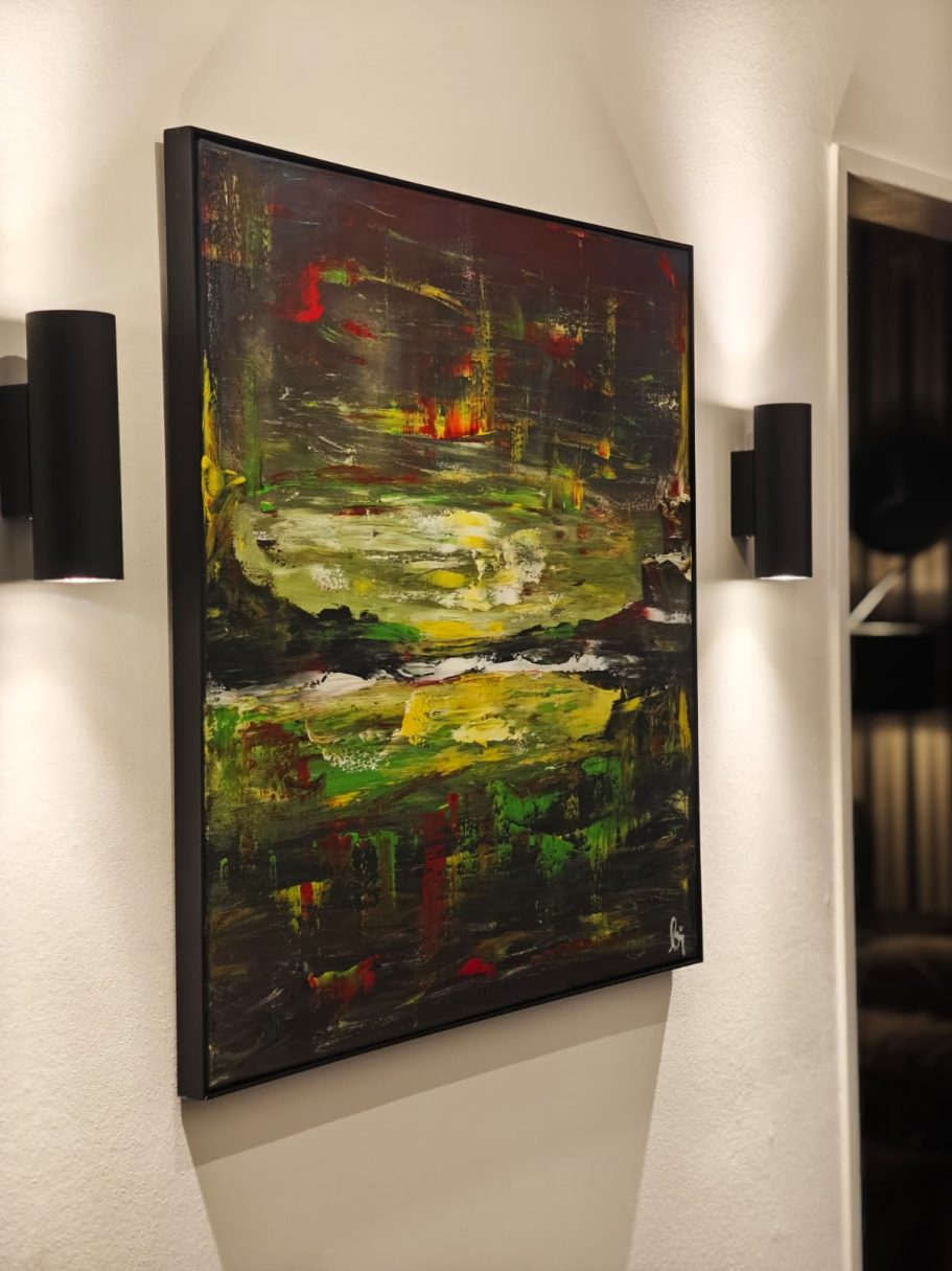 Abstraktes Gemälde mit grünen und roten Farbtönen, an einer Wand aufgehängt.