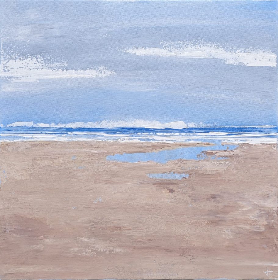 Helle Strandlandschaft mit leicht bewölktem Himmel und sanften Wellen.