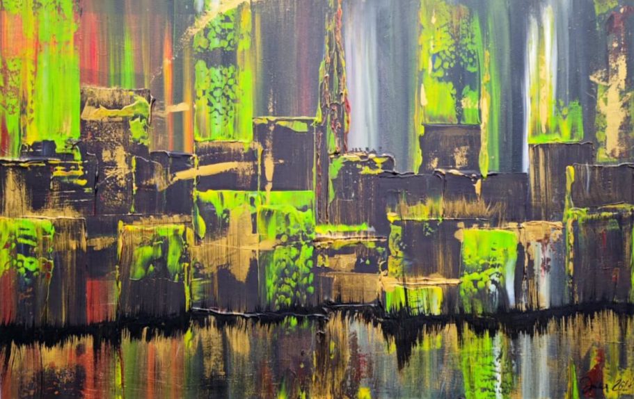 Abstrakte Landschaft mit grünen und bunten Details, reflektiert im Wasser.